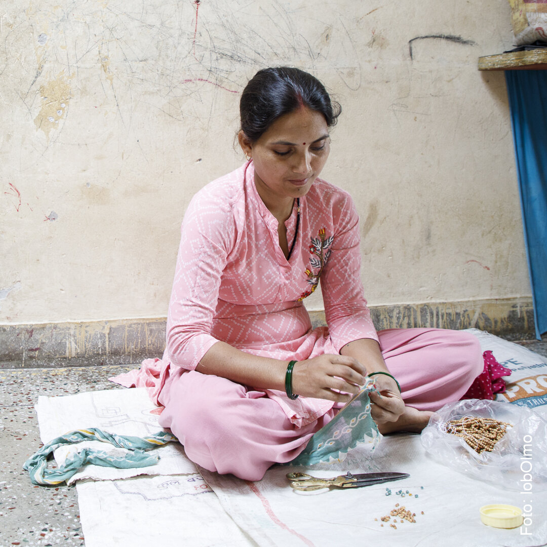 Amjali stellt Kantha-Schmuck her