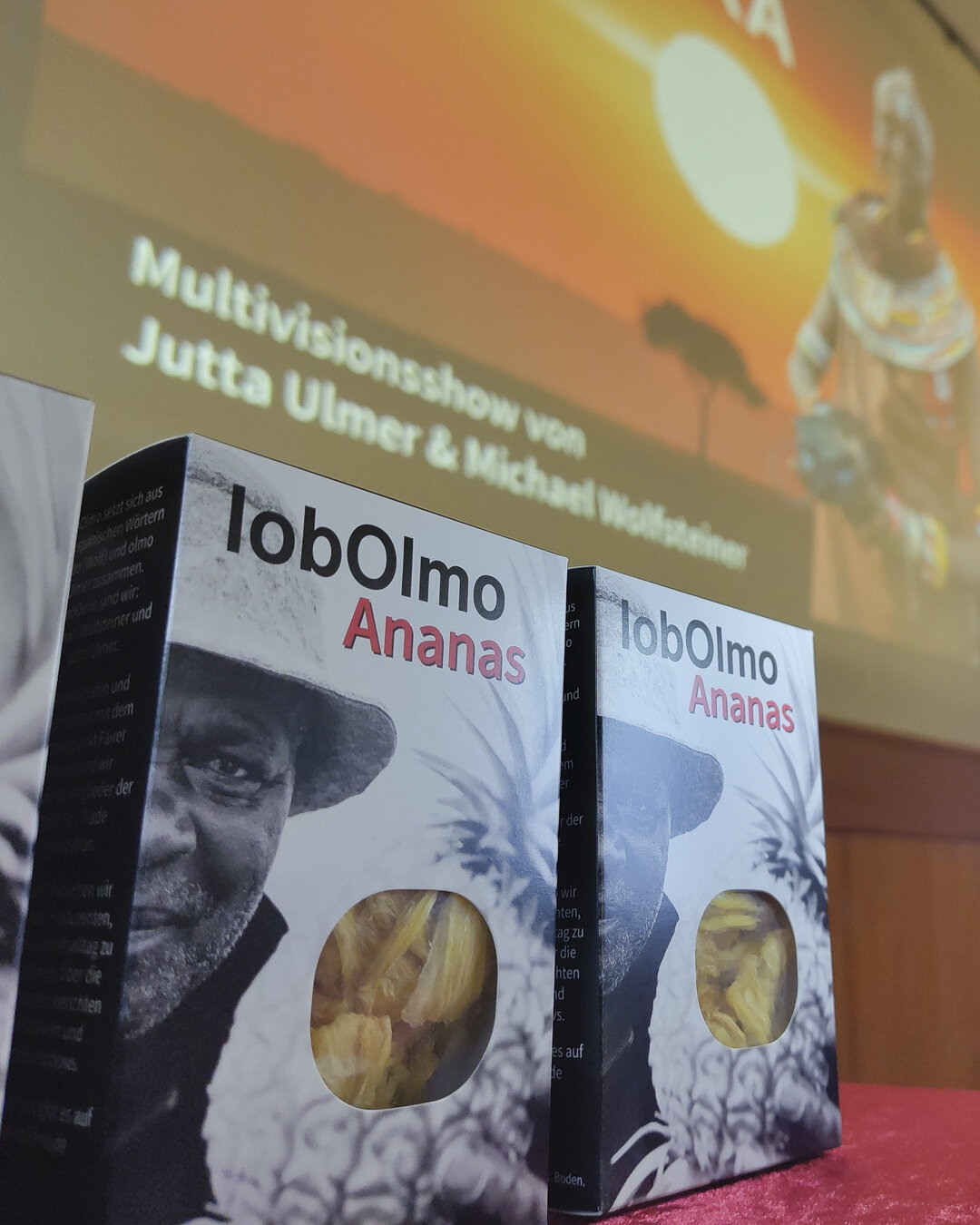 lobOlmo-Ananas vor dem Titelbild unserer OSTAFRIKA-Multivision