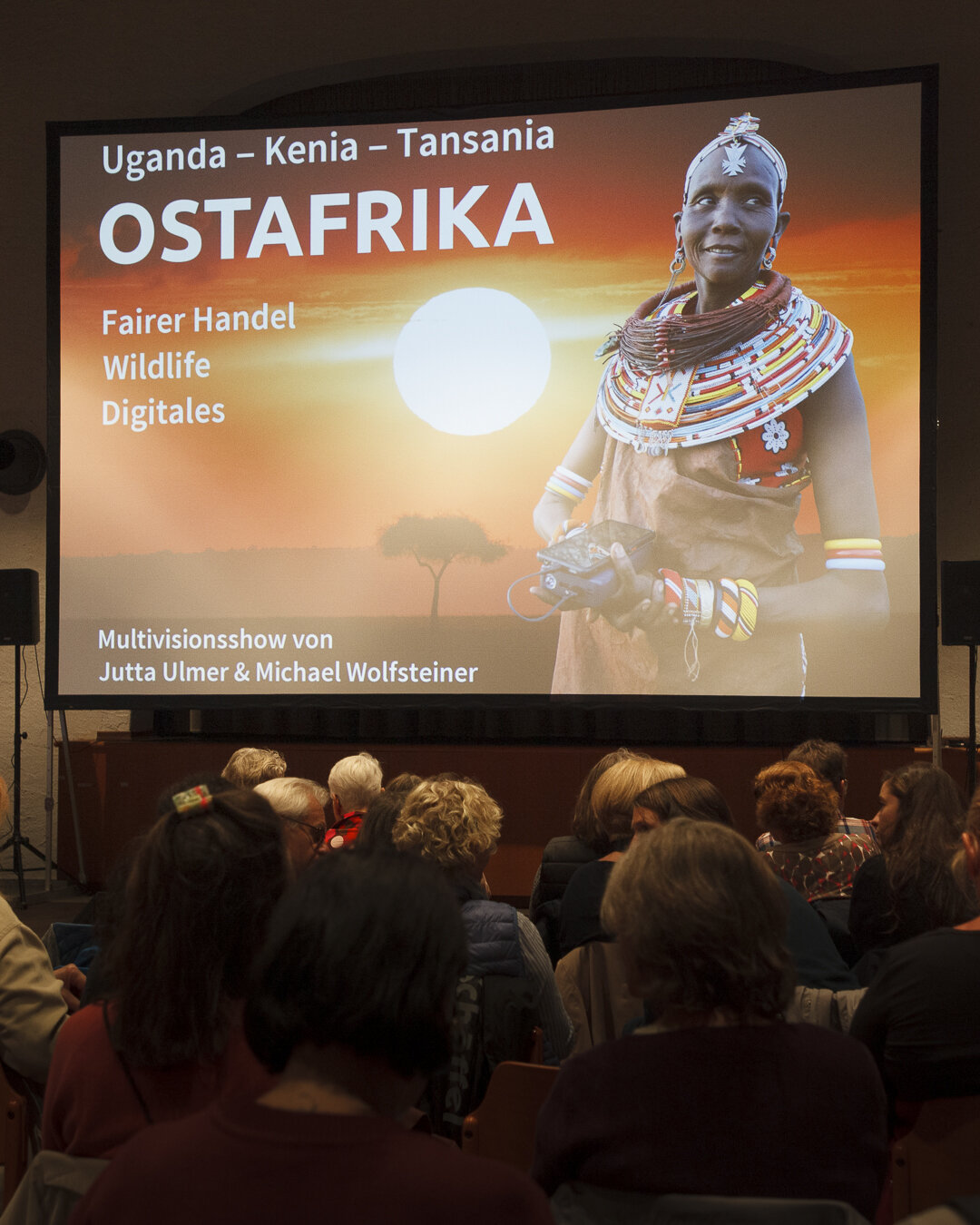 Unsere große Leinwand mit dem Titelbild der OSTAFRIKA-Multivisionsshow