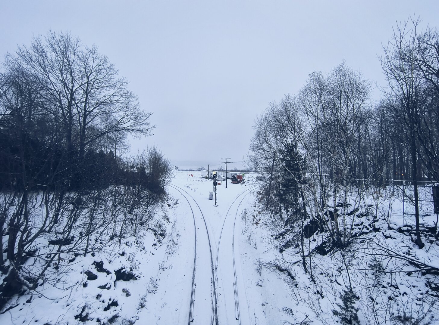 Las vías del tren sobre un terreno nevado en Cap-Rouge vistas desde el chemin St-Louis. Al fondo, el río congelado.