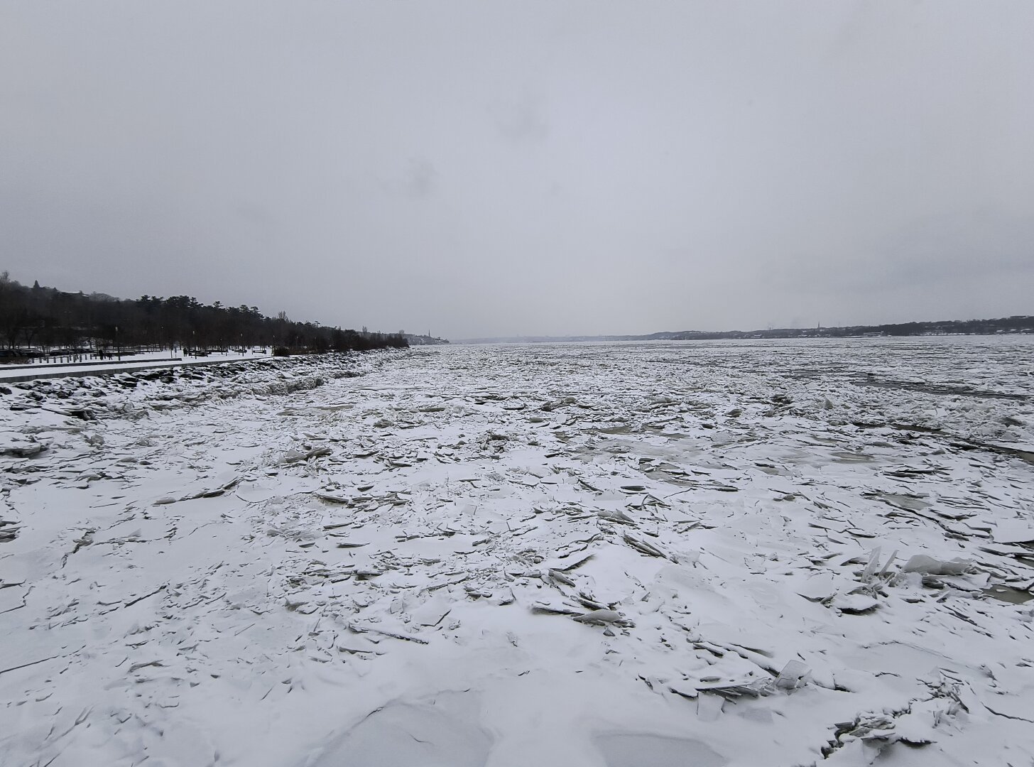 Vista del San Lorenzo hacia el este en una mañana nublada de invierno.