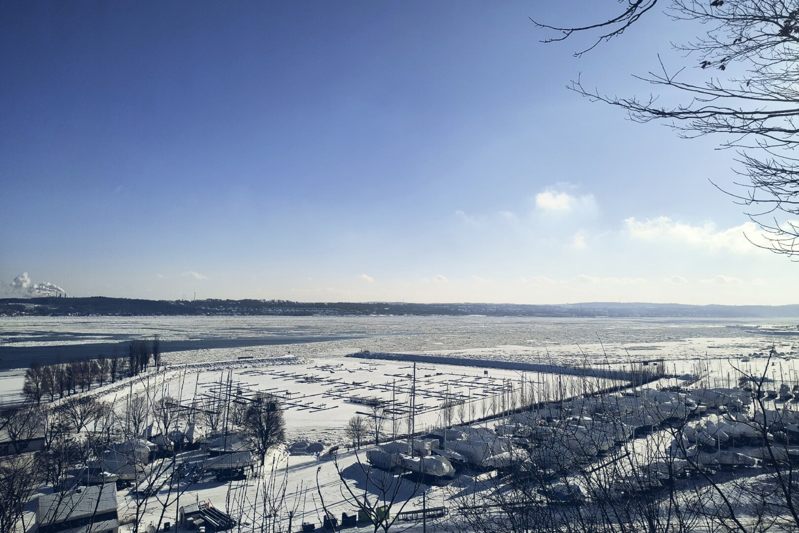 Vista de la marina de Sillery y del borde sur del río San Lorenzo a partir del Bois-de-Coulonge.