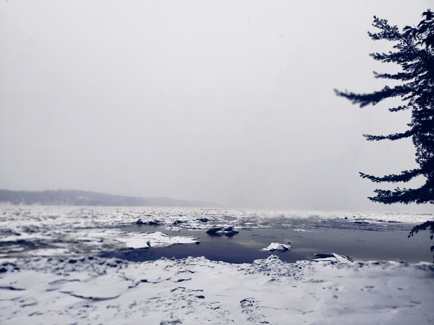 El San Lorenzo medio congelado una mañana nublada entre la Promenade Champlain y la playa de Cap-Rouge.