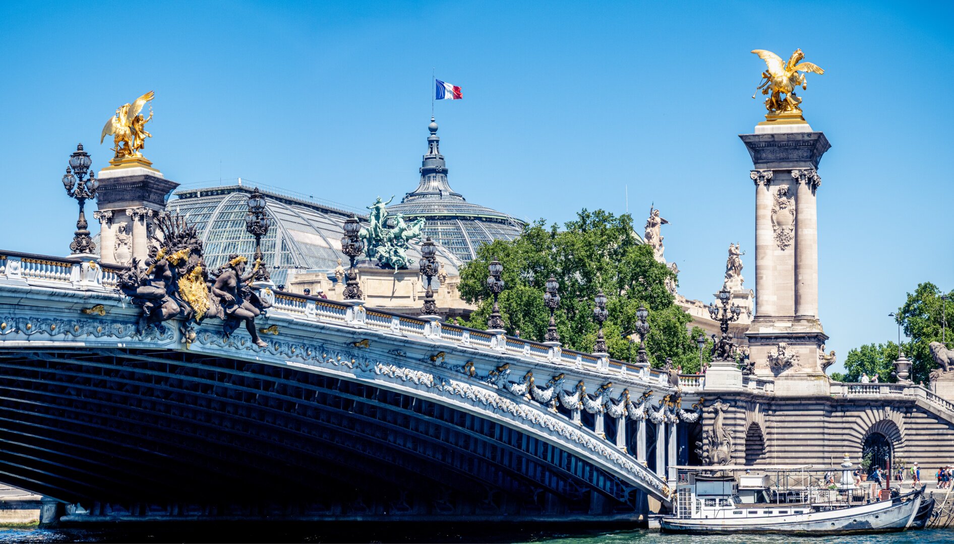 Le Grand Palais pris depuis la rive gauche de la Seine près du Pont Alexandre III