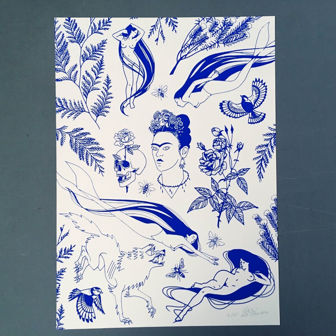 Poster format A2 sérigraphié à l'encre bleu outre mer. Ensemble d'illustration : au centre, le visage de Frida Kahlo, entouré de sirènes, plantes, oiseaux, abeilles et un loup qui montre les crocs