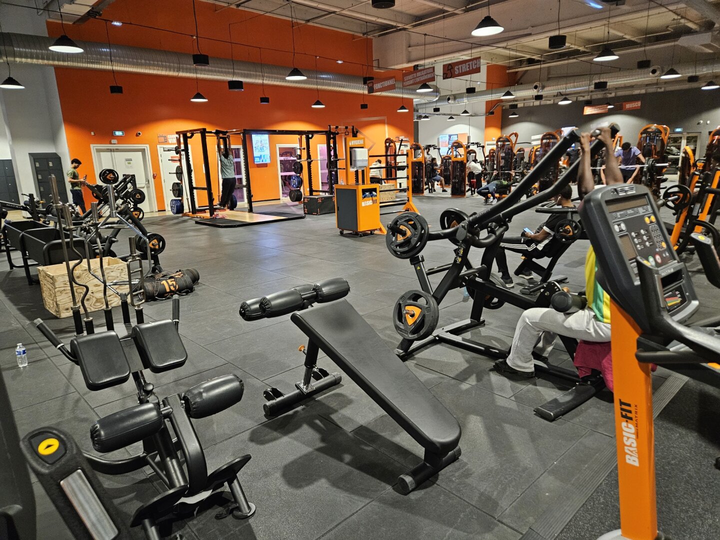 salle basic fit. homme de 45 ans anachronique qui y fait du cardio.