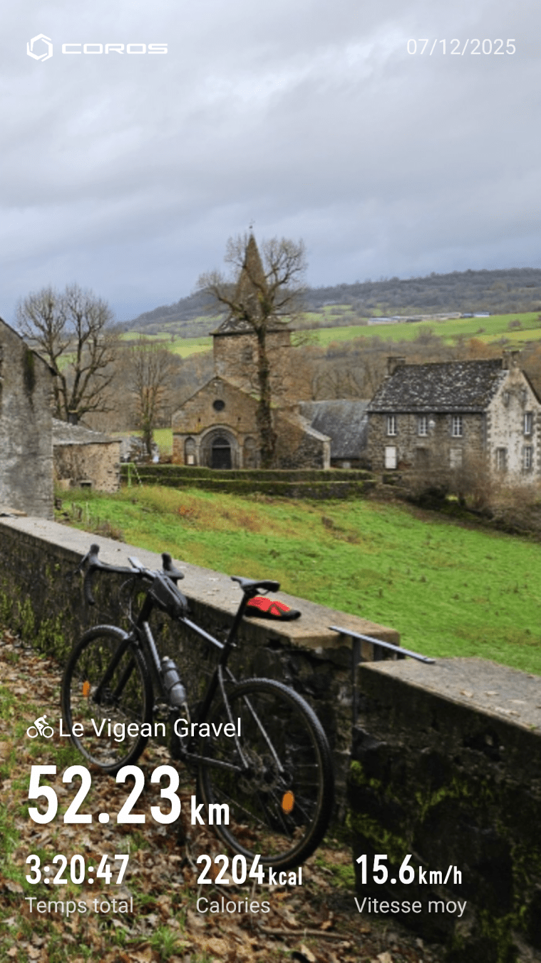 Gravel. église de Jaleyrac en pierre volcanique. toit en lauze.