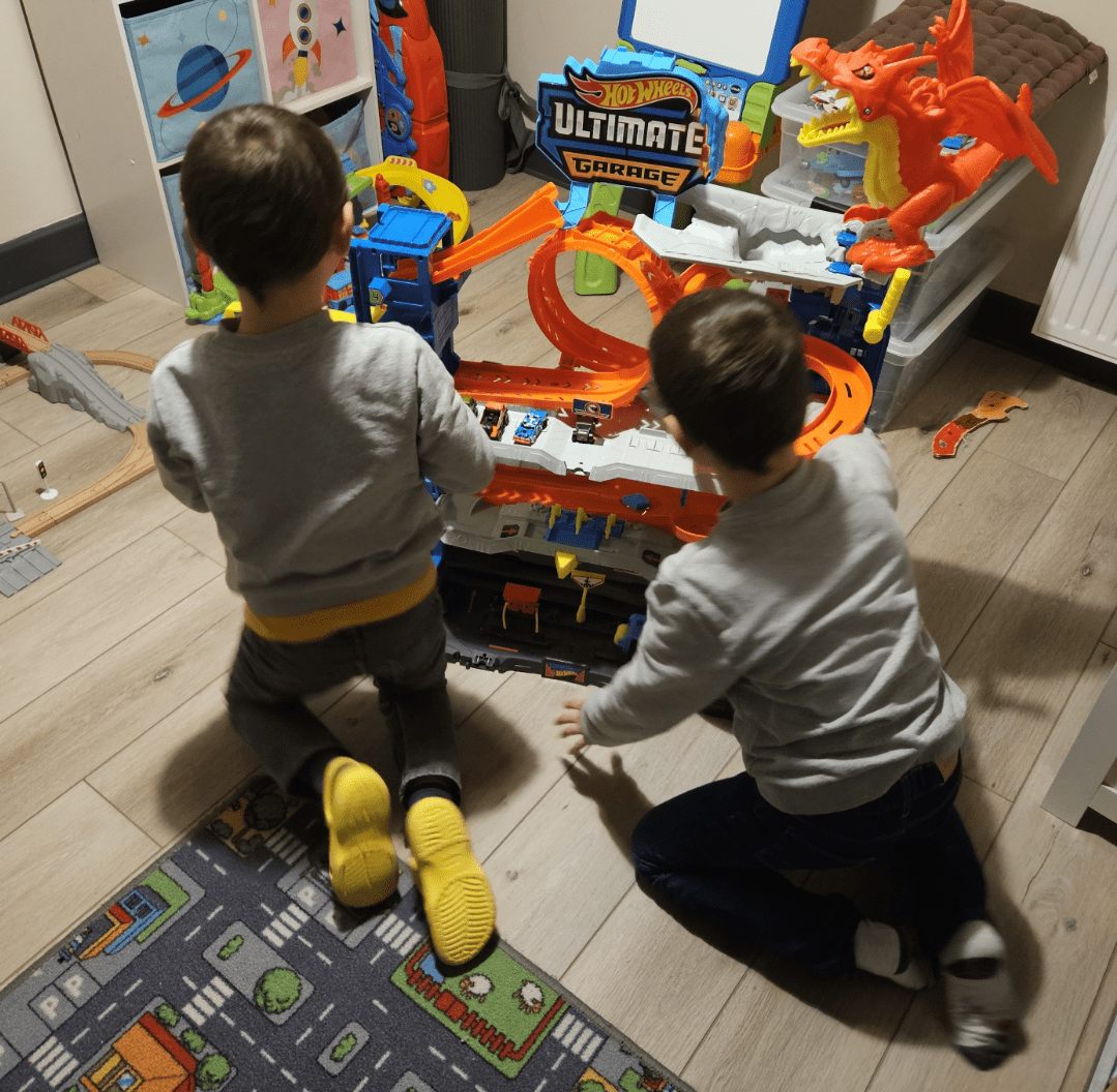 numéros 1 et 2 jouant au garage hotwheels. looping et saut dans la gueule du dragon au programme.