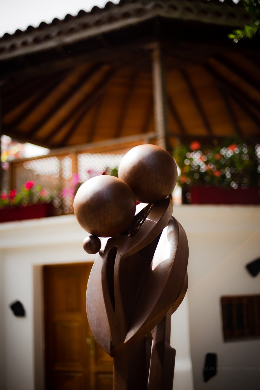 Photograph of a sculpture in which you can see a couple hugging in front of a bandstand.

Photography, street photography,bandstand, sculpture, statue, love, beauty, beauty, warmth, canon, 50mm, pentax.