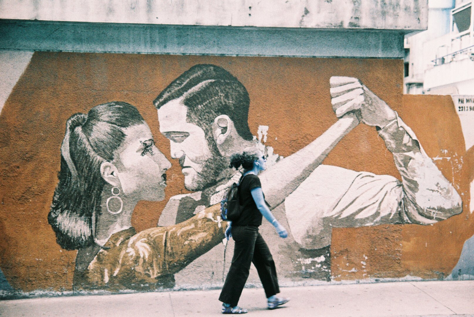 Una mujer pasa junto a un mural en la calle Buenos Aires.