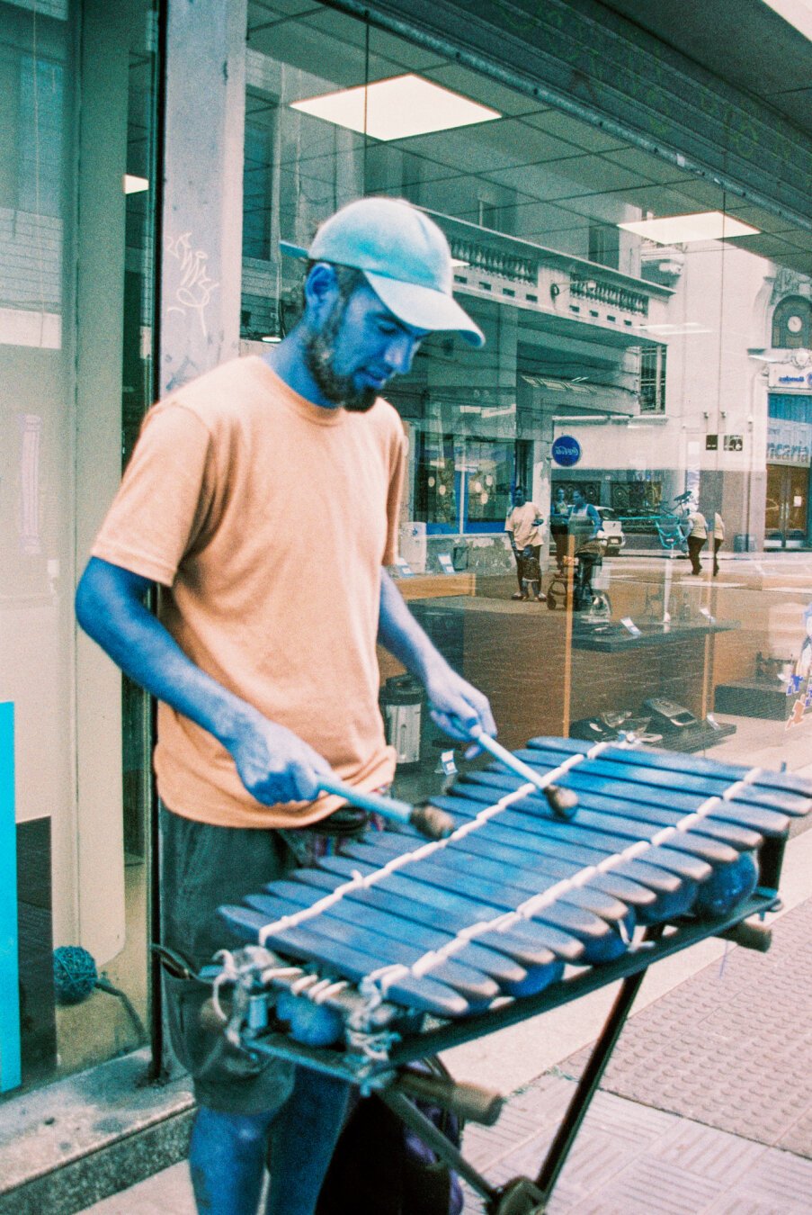 Un músico callejero tocando el xilófono.