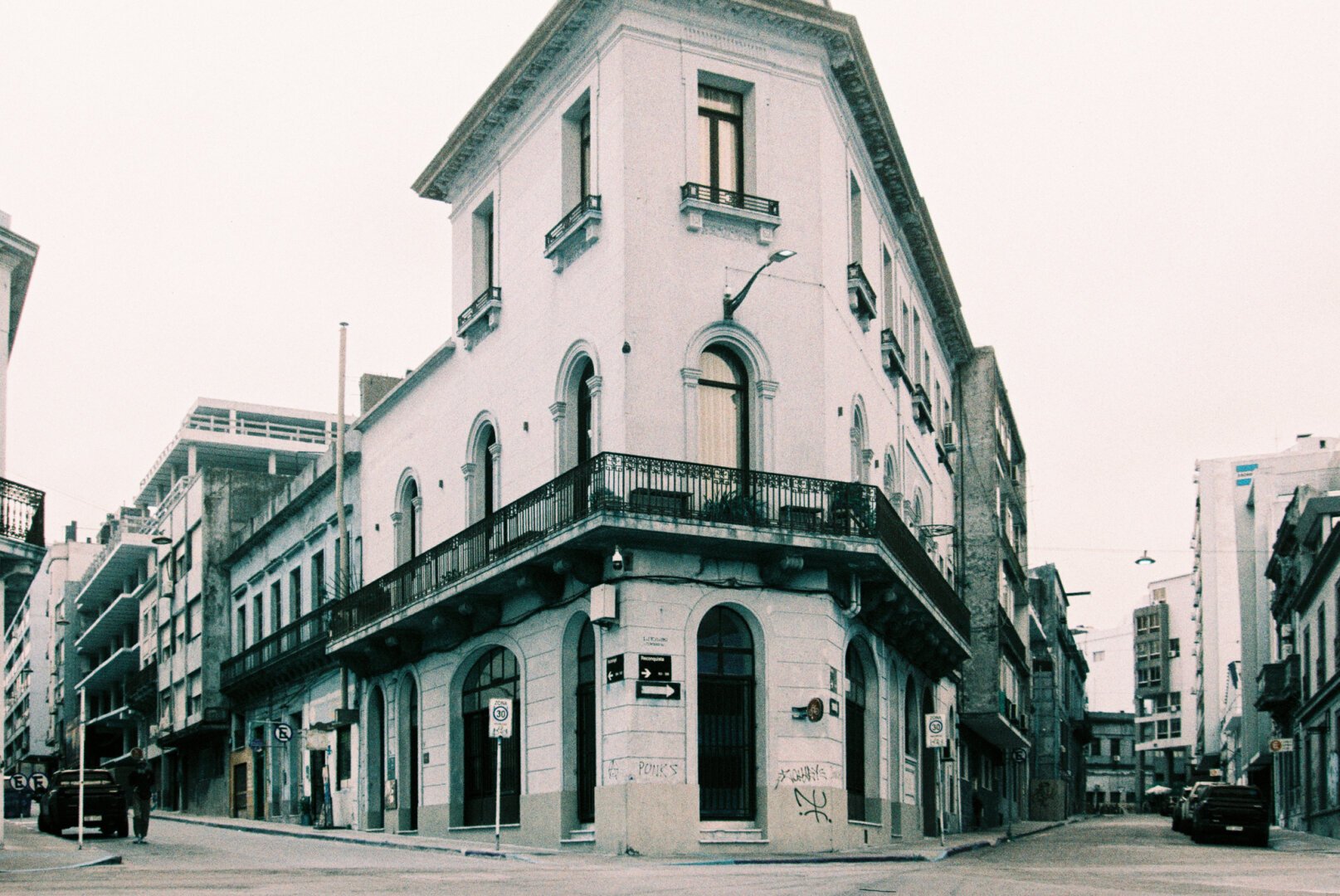 Un Edificio en la intersección de las calles Ituzaingó, Brecha y Reconquista