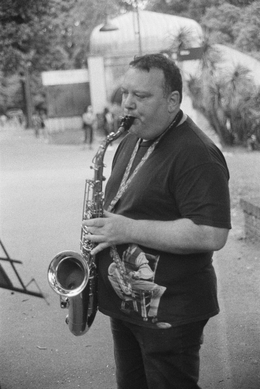 Un hombre toca el saxafón