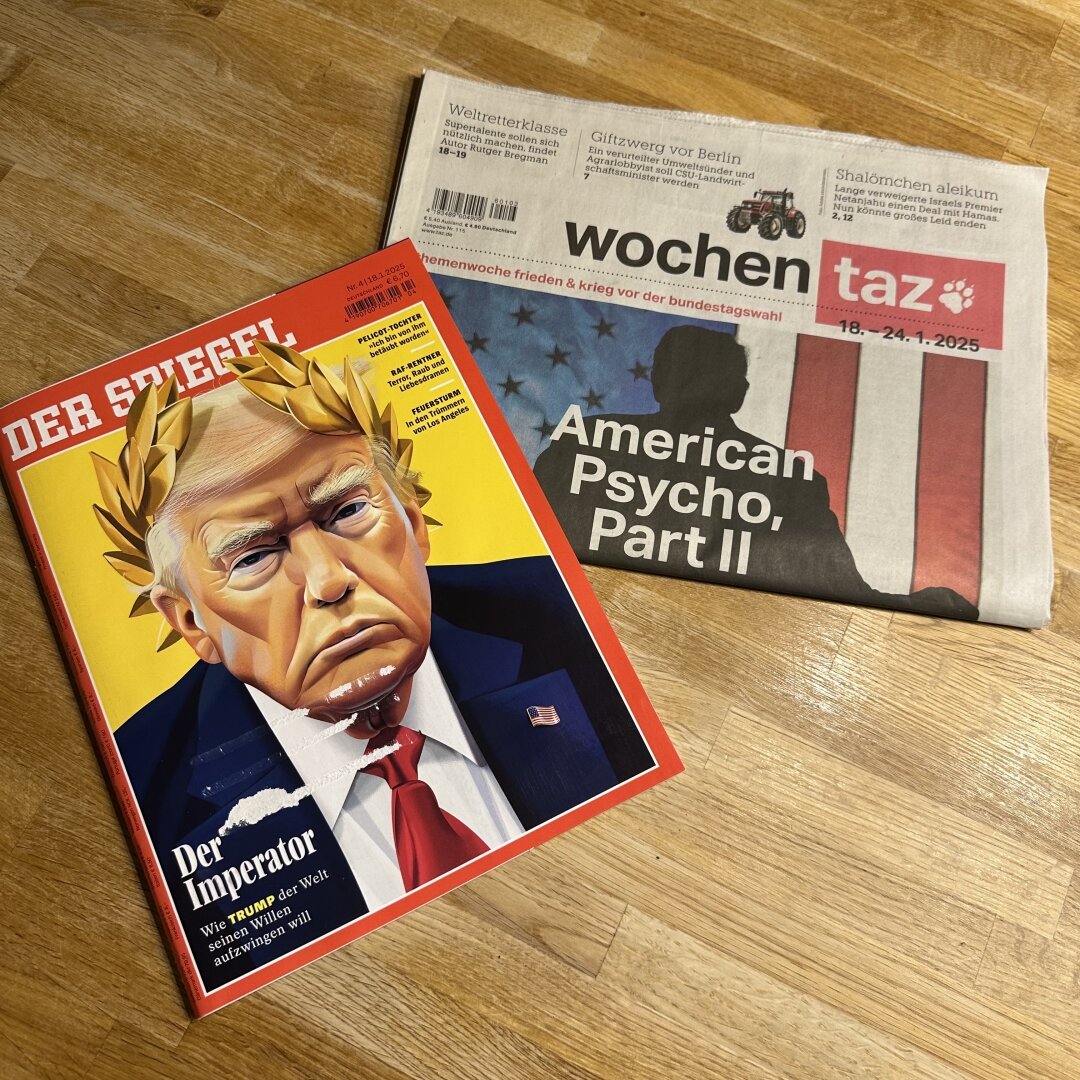 Die aktuelle Ausgabe des Spiegel mit dem Trump-Titel „Der Imperator“ und die wochentaz mit „American Psycho, Part II“ liegen auf einem Holztisch.