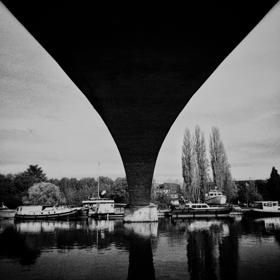 the underside of a pedestrian bridge over the river Yonne, of course with symmetry...
