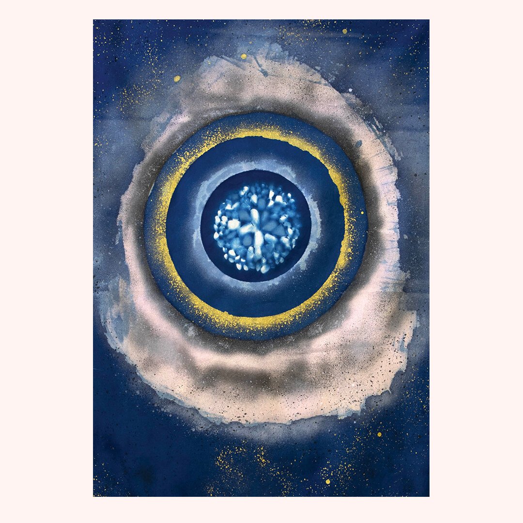 Cyanotype and painting on fabric. Concentric circles in soft pink, gold and light blue. The centre is full of prints from mineral elements. Artwork by Ludivine Cornaglia. 2021