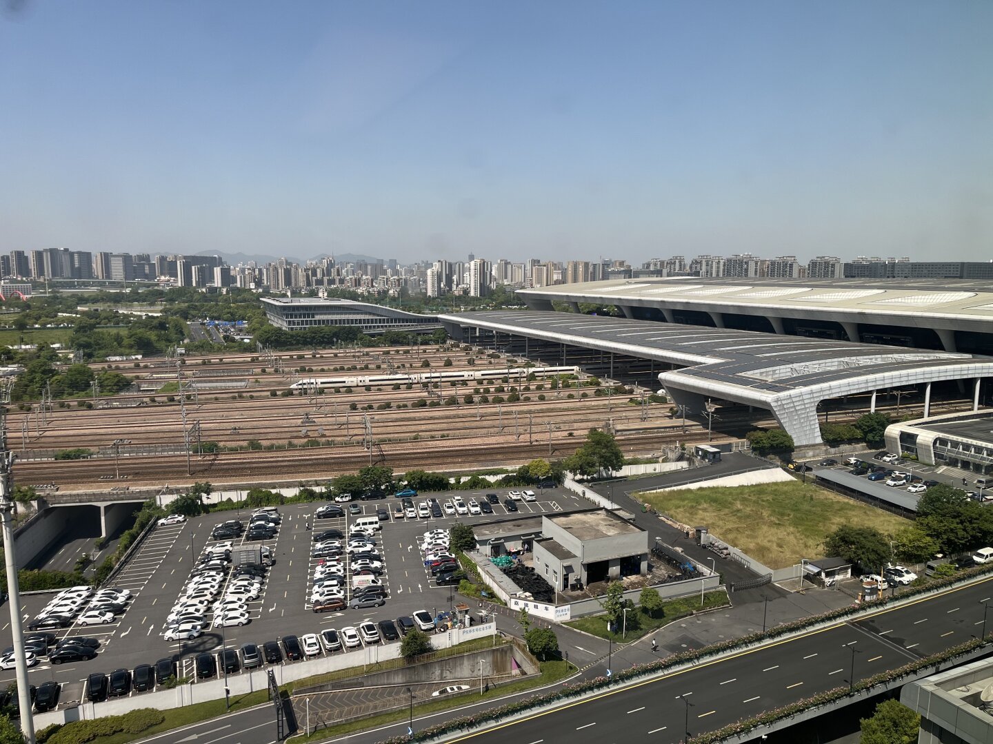 A photograph og Hangzhou East railway station in China showing one high speed train and numerous tracks