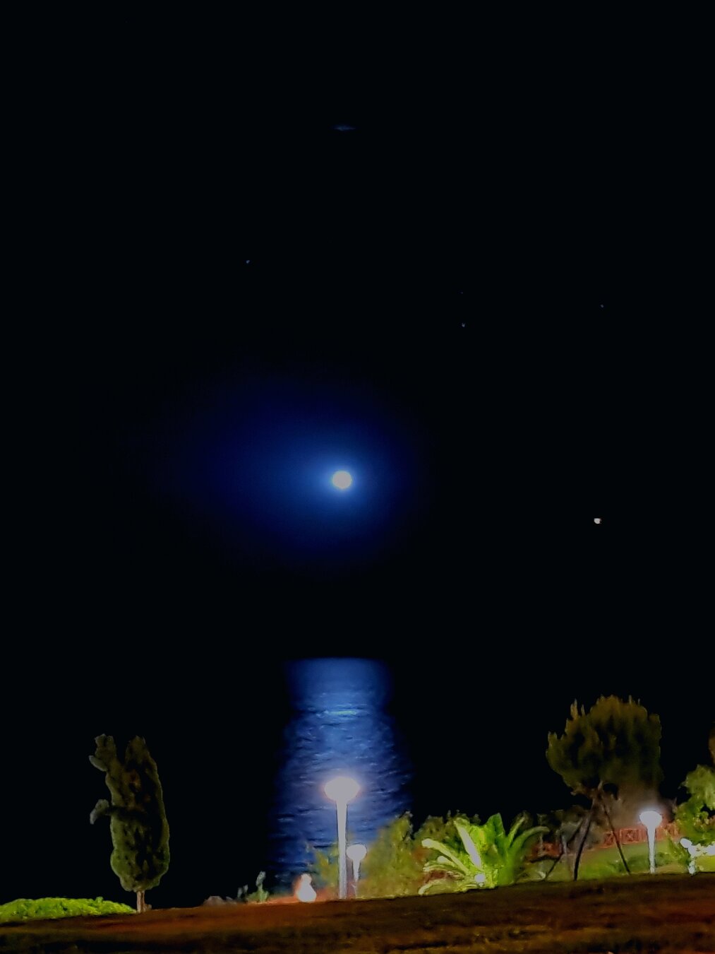 Moonlit Mediterranean magic as a plane approaches for landing in Antalya, Turkey, captured with the Honor 200 Pro (5.52mm, ISO8000, f/2.0).