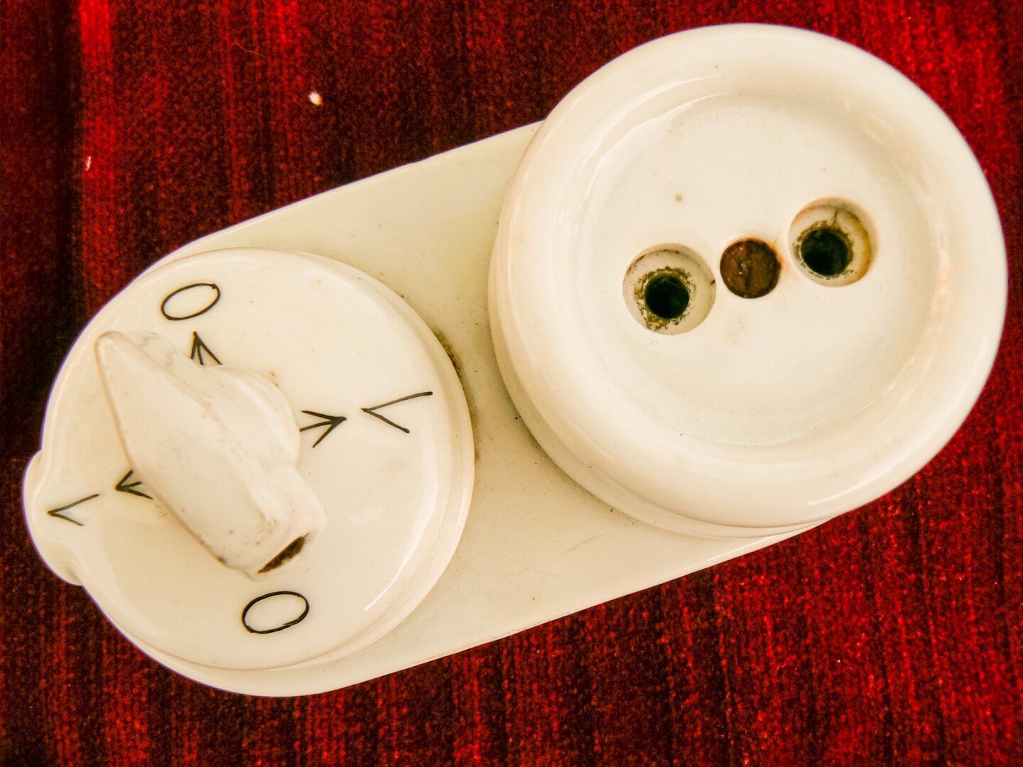 Old ceramic rotary switch, probably first half of the 20th century, typical of historical electrical installations, common in Germany and Europe countries until the mid-20th century before replaced by plastic, often found in historic buildings or as collector's items.