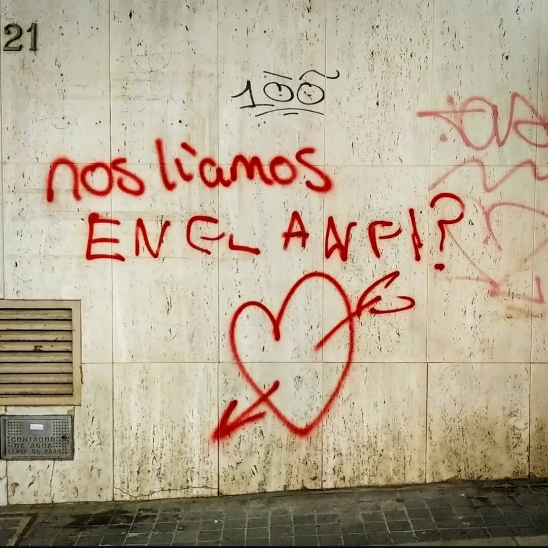 Pintada en la pared en rojo 