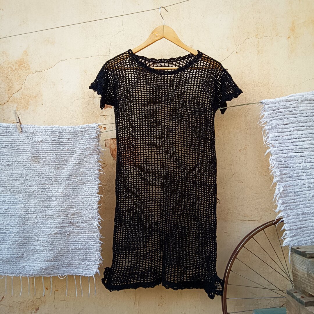 Black crochet mesh dress 

Vestido de rejilla de ganchillo negro