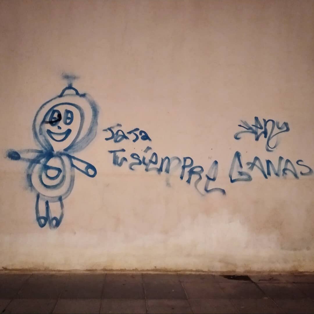 Pintada de un dibujo muy mal hecho de Doraemon en una pared, escrito: "jaja tú siempre ganas"

Very bad drawing of Doraemon in a wall, written: " haha, you always win"