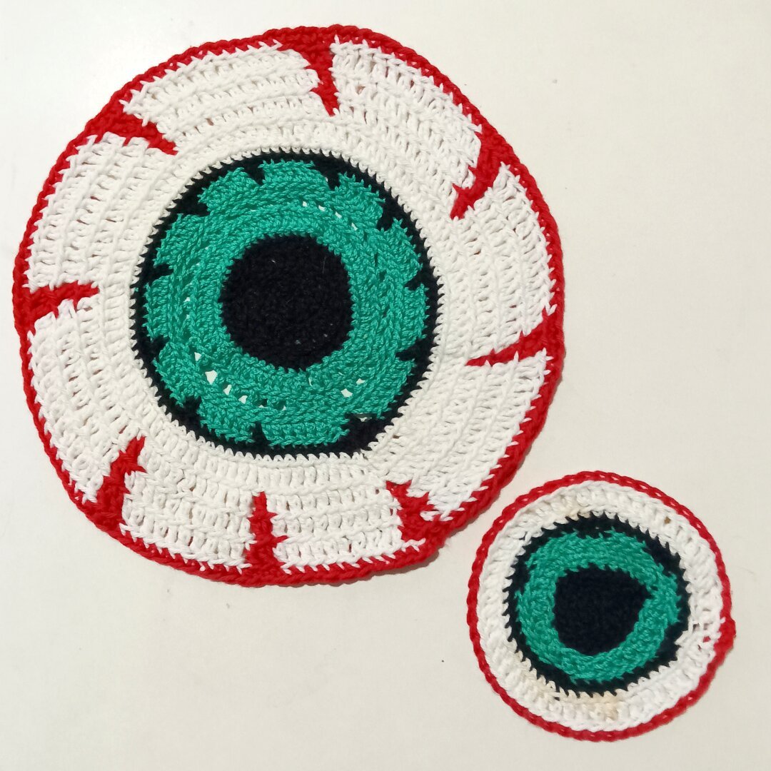 El posavasos y el tapete deformes en forma de ojo 

Eyeball shaped coaster and tablerug