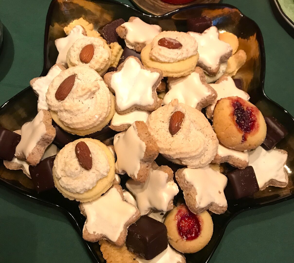 Ein Sternteller mit selbstgebackenen Plätzchen und Dominosteinen