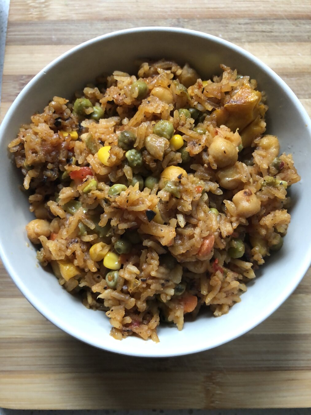 Fried rice with chickpeas, corn, peppers and carrots
