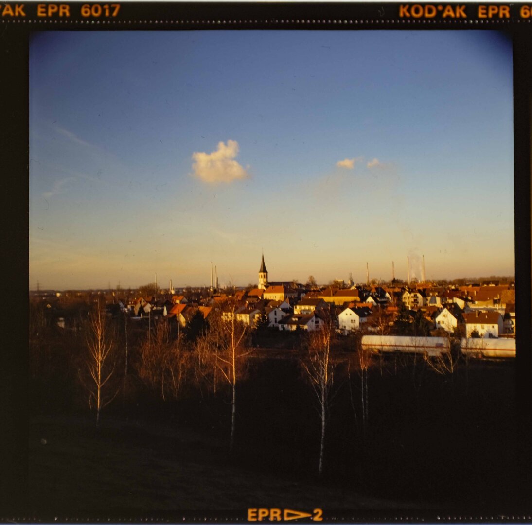 Dorf mit Kirchturm und Wölkchen