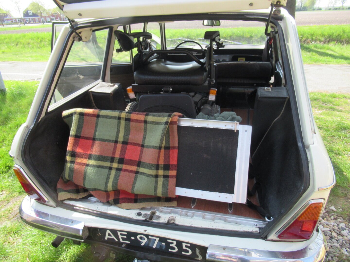 Peugeot 20 Break met rolstoel en oprijplaten in de achterbak