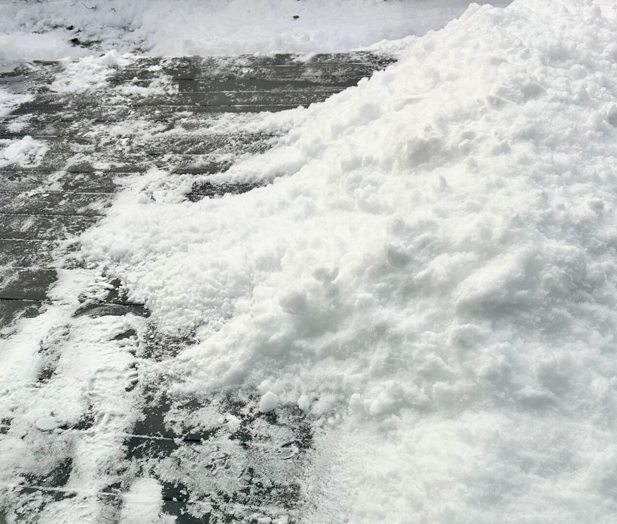 15 cm of snow piled on a patio