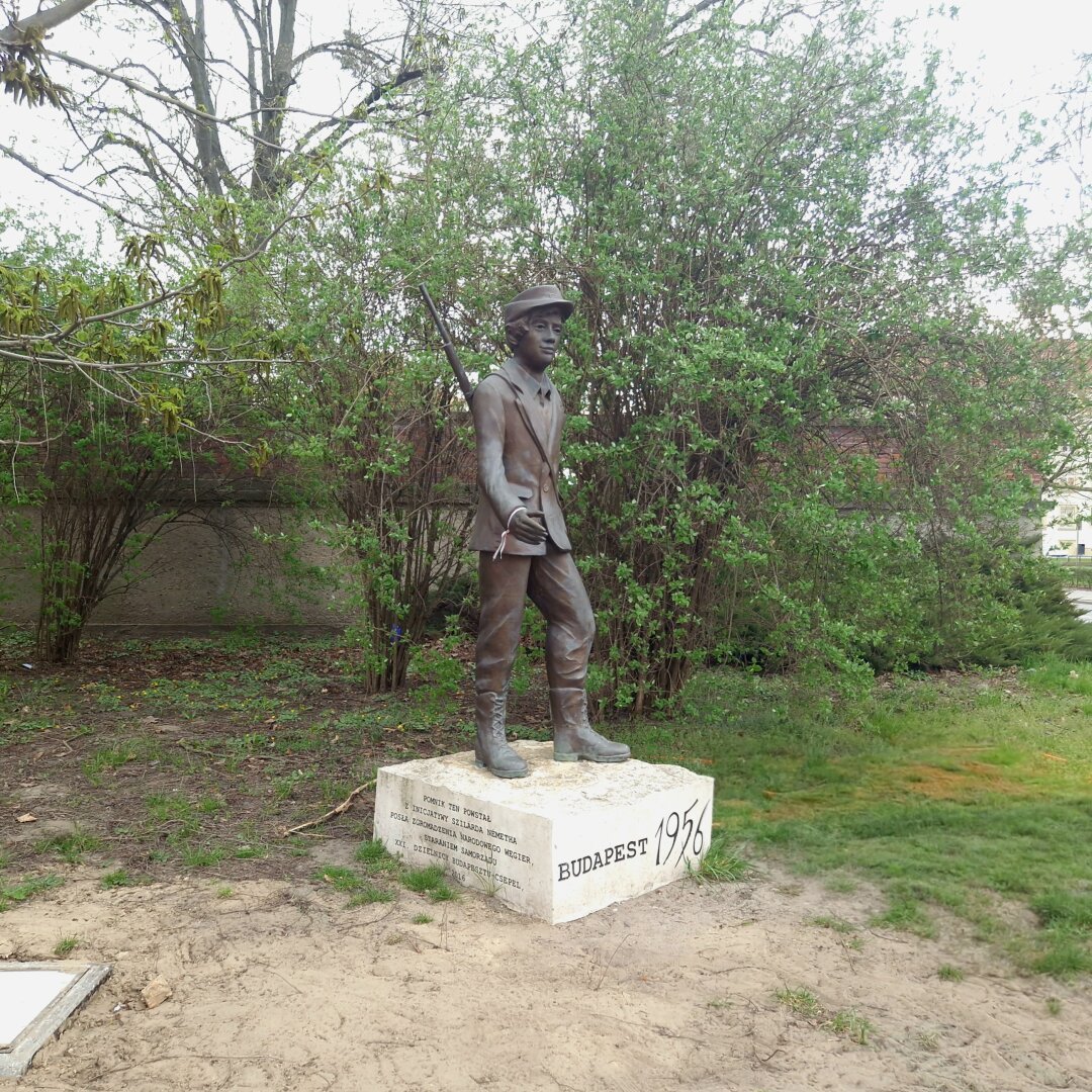 Monument depicting a Hungarian Boy with the rifle on his back.