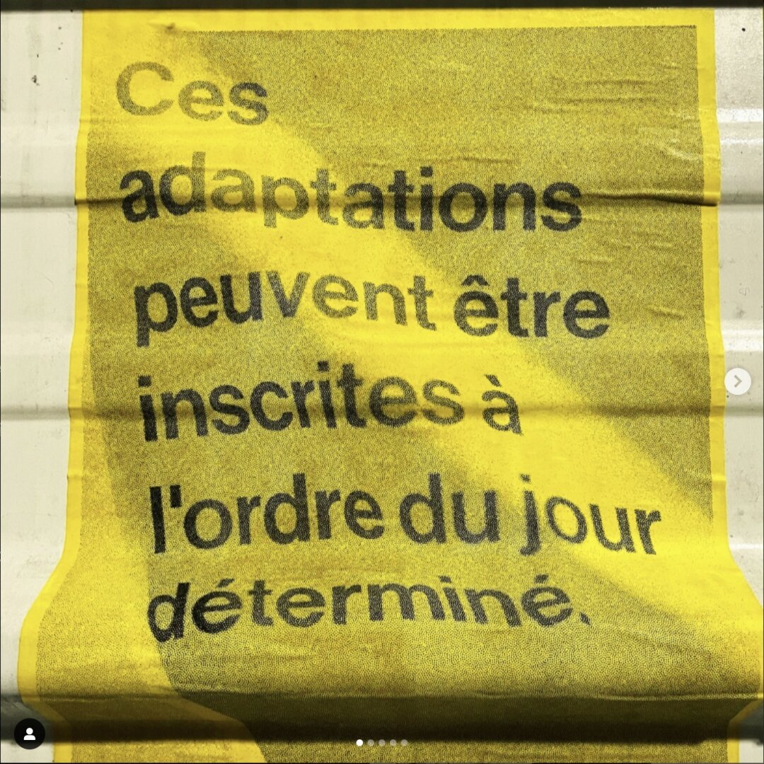 affiches jaunes tramées où le texte suivant est écrit : 