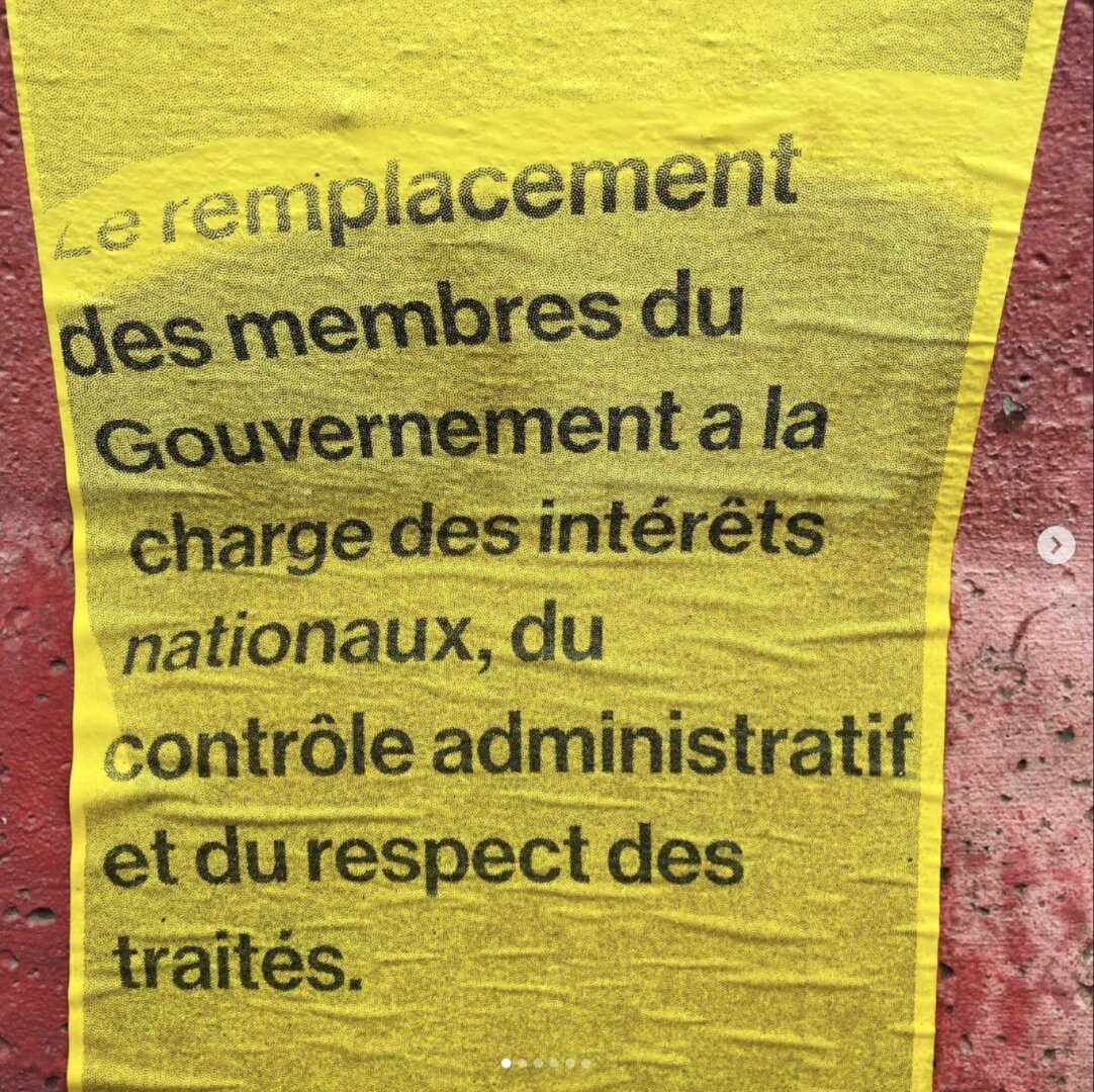 affiche jaune dans la rue où il est écrit : 