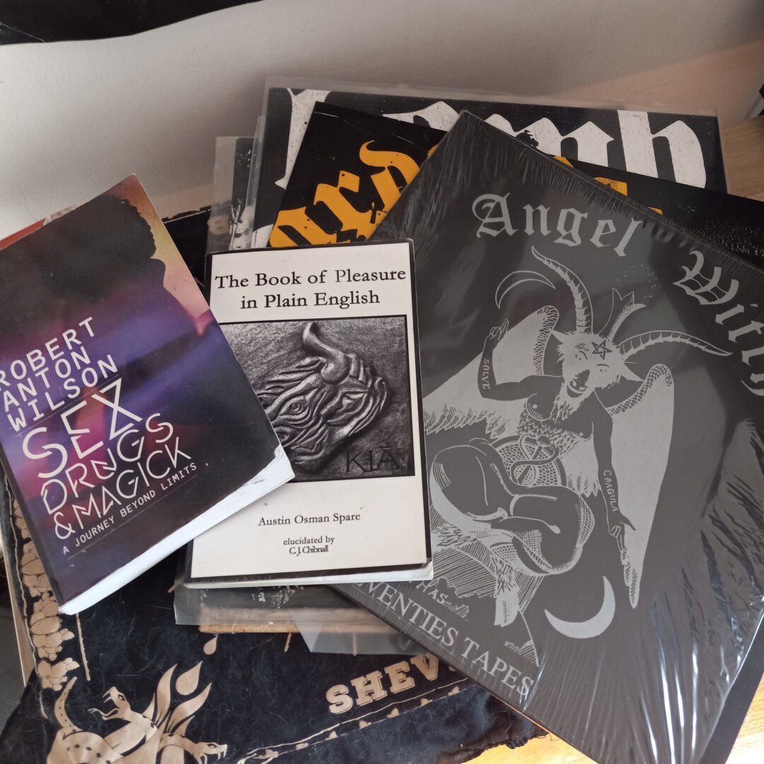 Books and vinyl records. The books are :
- Sex, drugs and magick by Robert Anton Wilson
- The book of pleasure in plain English by Austin Osman Spare
The records are :
- Seventies Tapes by Angel Witch
- Bombardement by Bombardement
- Le futur est là by Bombardement