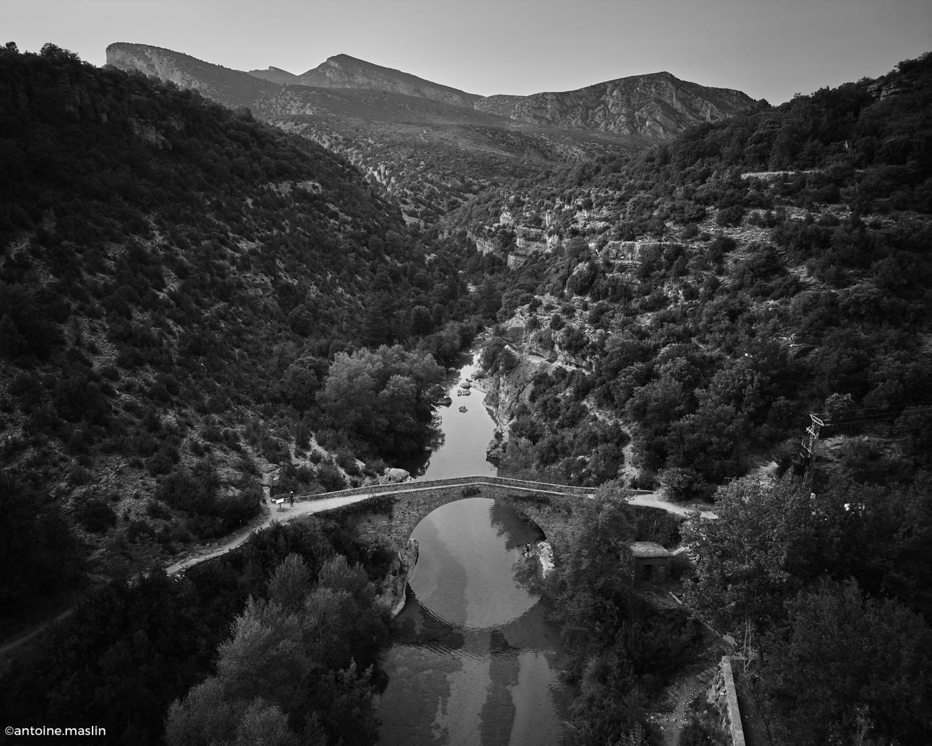 Voeux pont en arche surplombant une rivière dans les pyrennees aragonaises