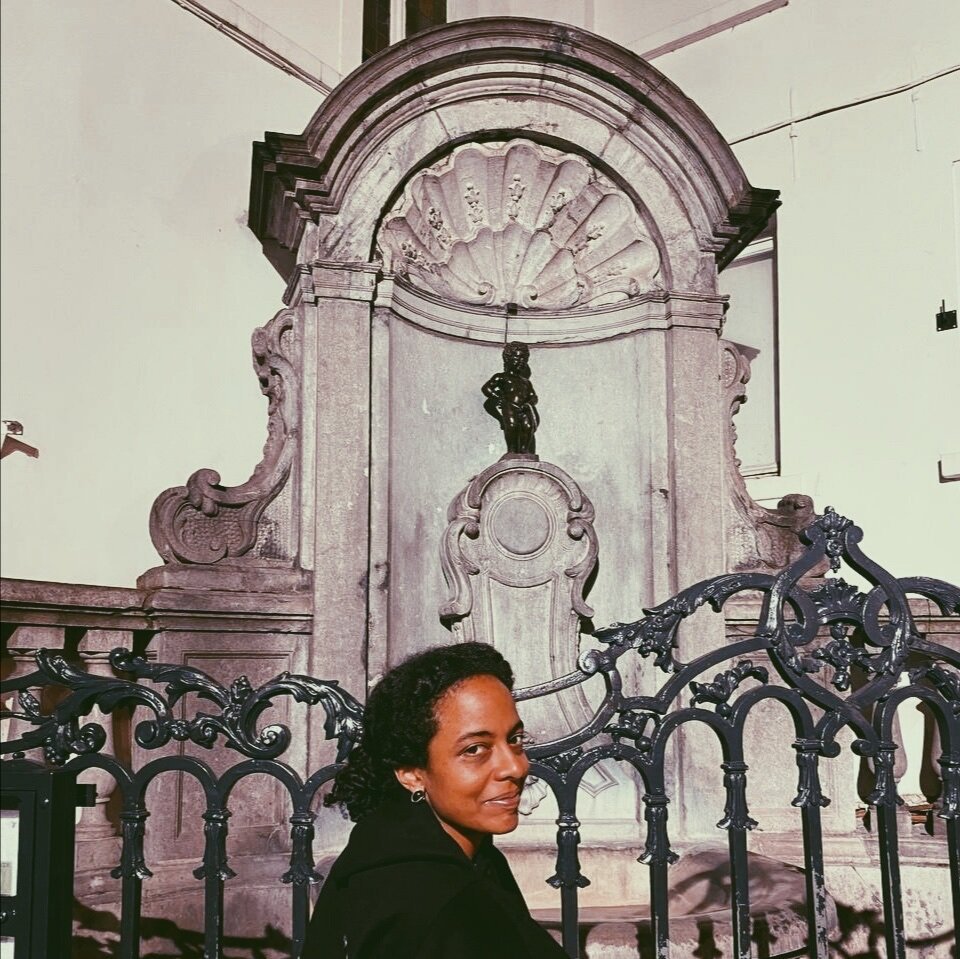 musician Jessica Ekomane in front of the Manneken-Pis in Brussels