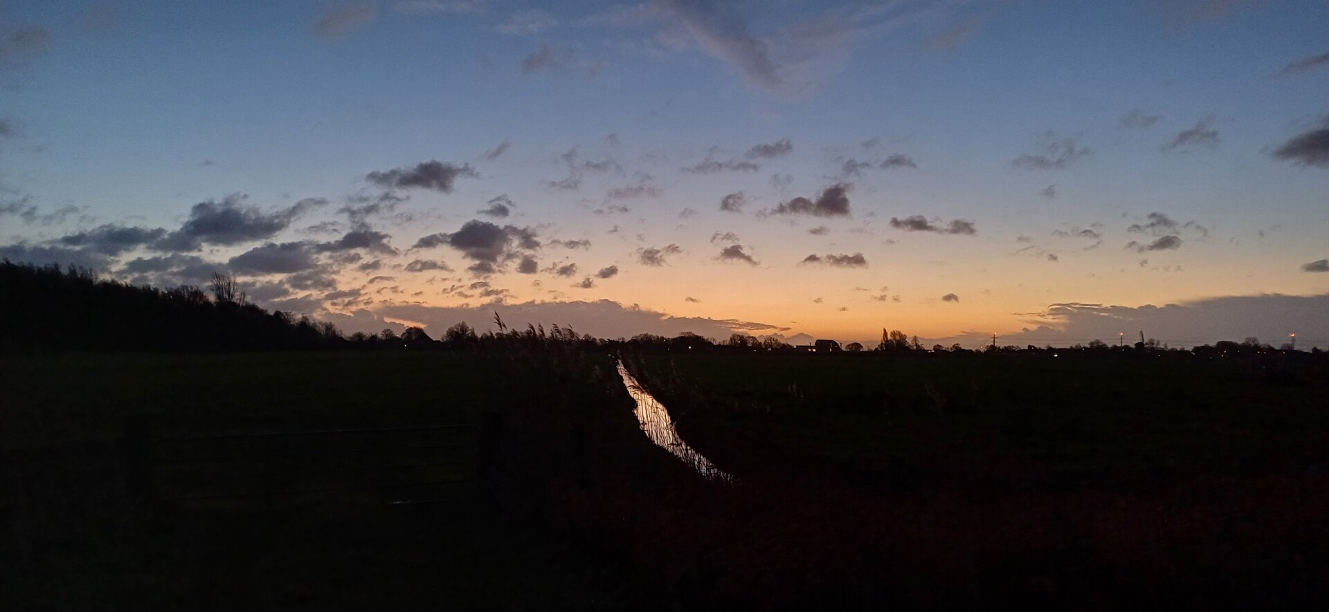 Mooie lucht boven de Haarlemmermeer bij zonsopgang
