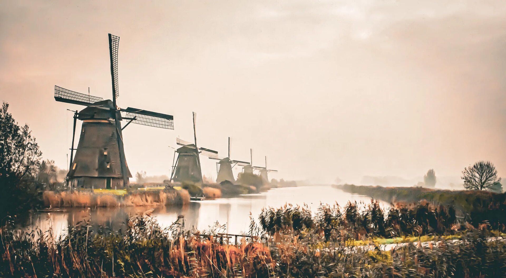 Les moulins de Kinderdijk aux Pays-Bas. La photo a été retouchée pour donner des couleurs orange / marron.