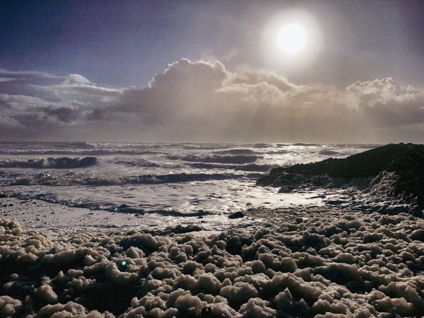 mer d'écume sur la plage de Saint Tugen, Cap Sizun, Finistère, Bretagne, France