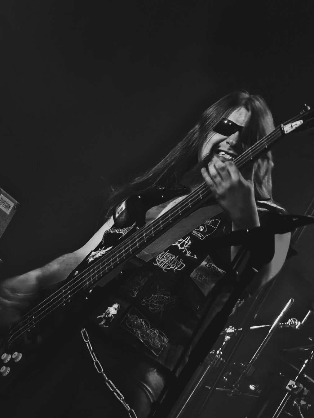 Karhu Kuru grinding his teeth and playing bass on stage for Ashen Tomb