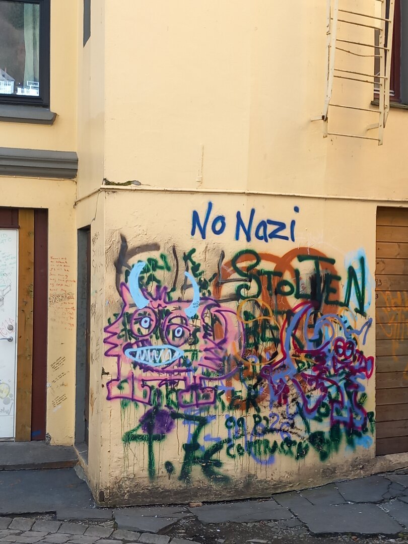 No nazi street art sign