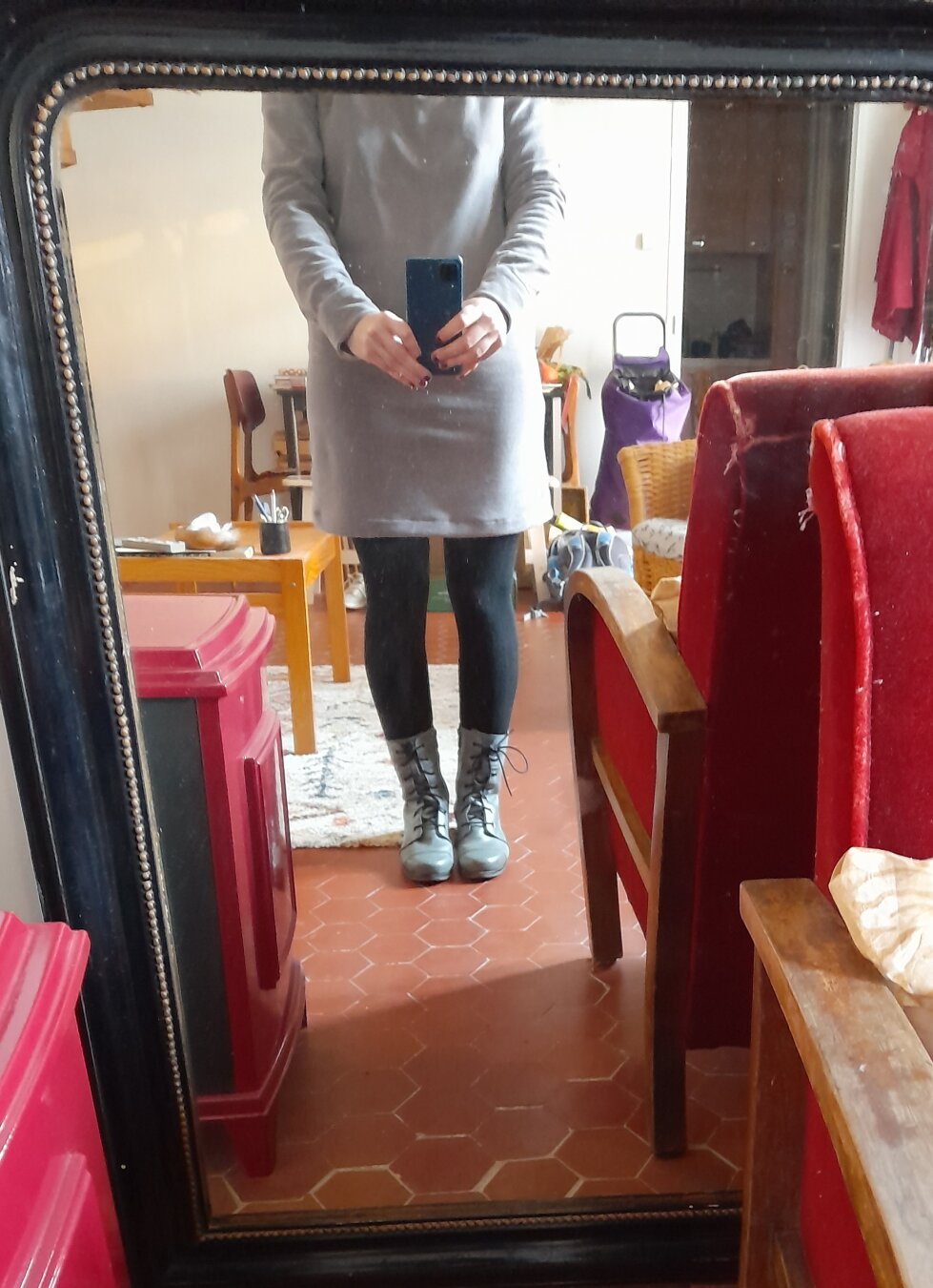 Photo de moi en pied face à un miroir. On ne voit pas la tête.