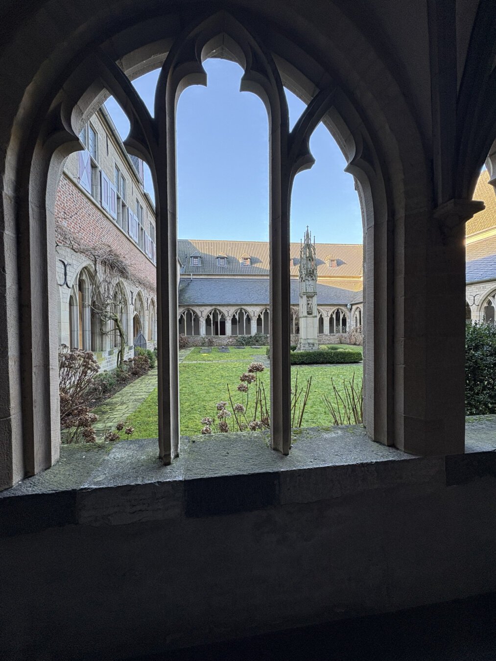 Xanten, cathedral / Stiftsmuseum, looking through (open) window)