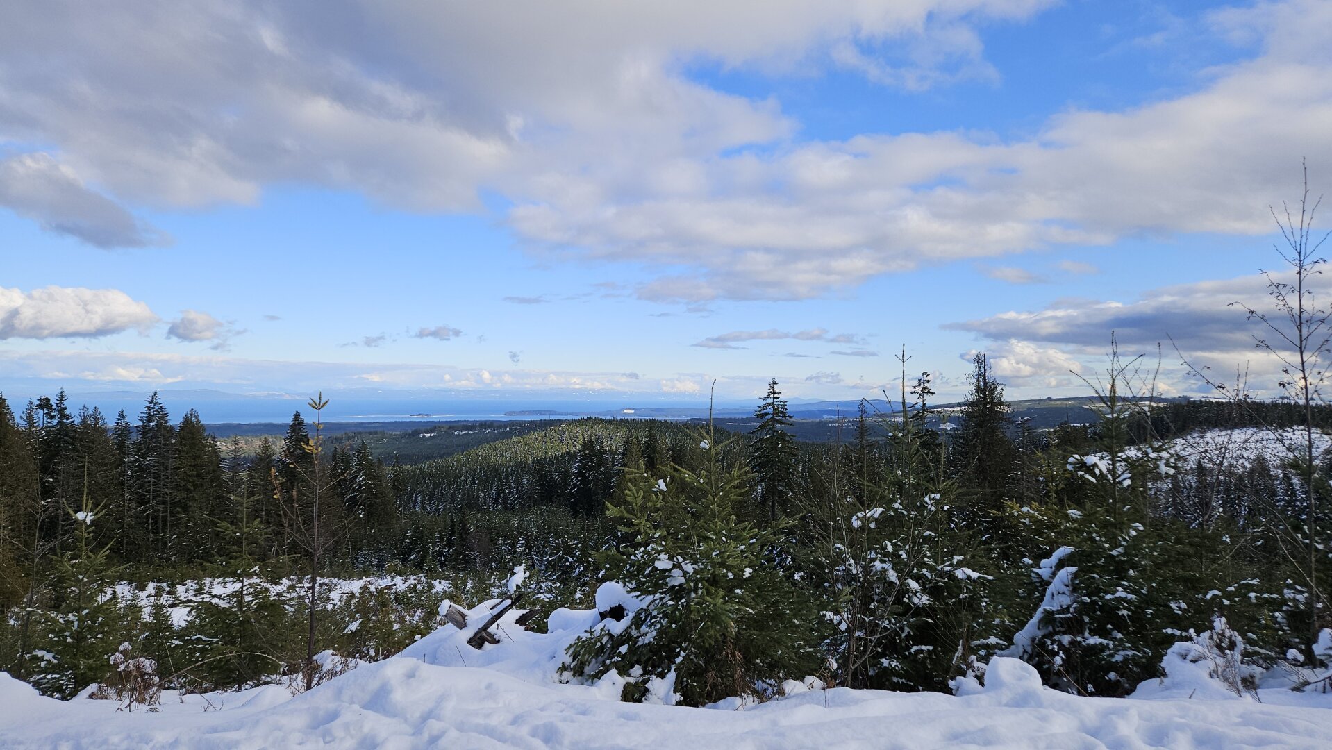 Snowy view over Cumberland, Courentay, Comox