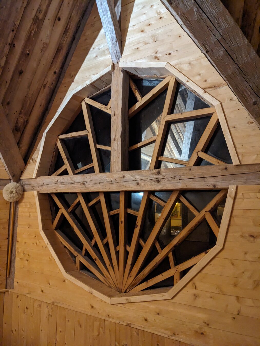 Tolvsidet vindue i sekskantet hytte. / Twelvesided window in hexagonal cabin