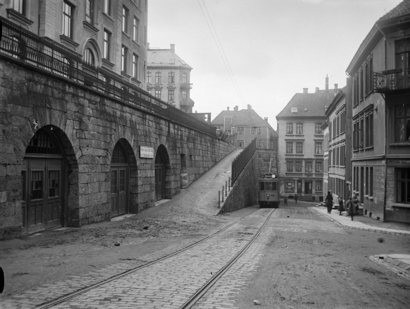 A black and white photo of an old tram going uphill towards the camera in the Nygårdshøyden area of Bergen.