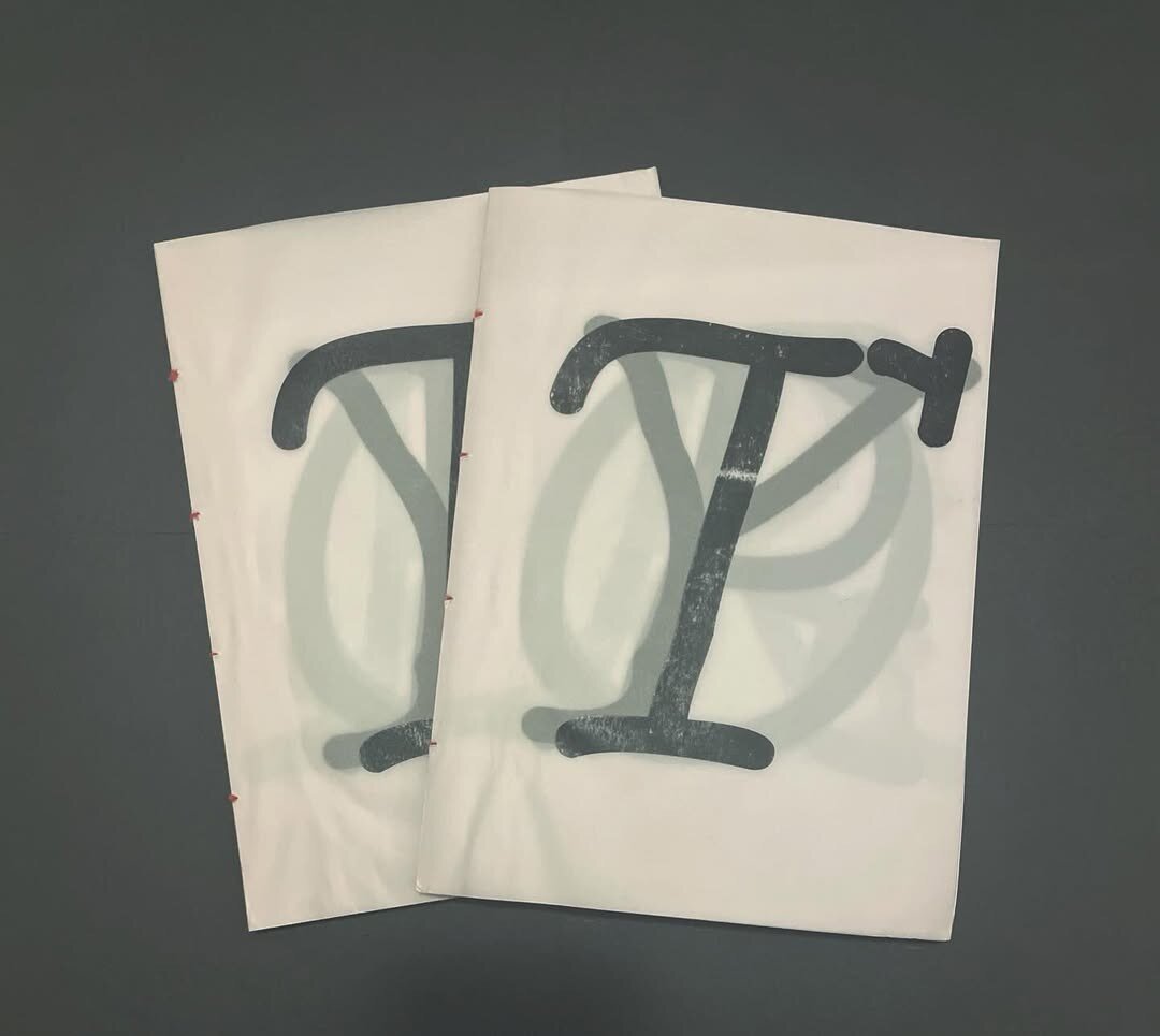 Première page de la couverture de l'édition : un grand T imprimé sur papier calque