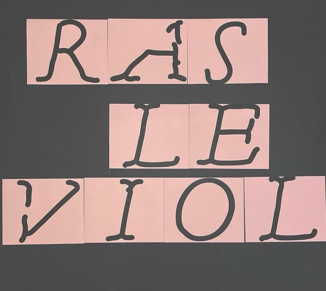 lettres assemblées formant le slogan "ras le viol"